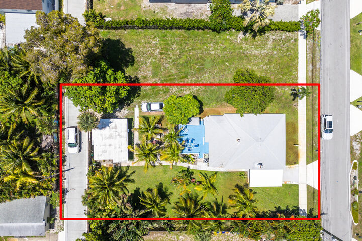 Property Photo: 320 SE 4th Avenue FL 33483