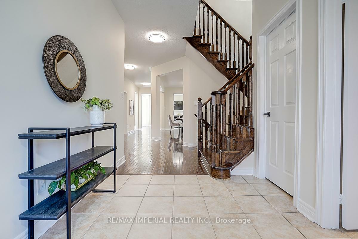 Property Photo: 183 Hunting Ridges Drive ON L4E 0N6