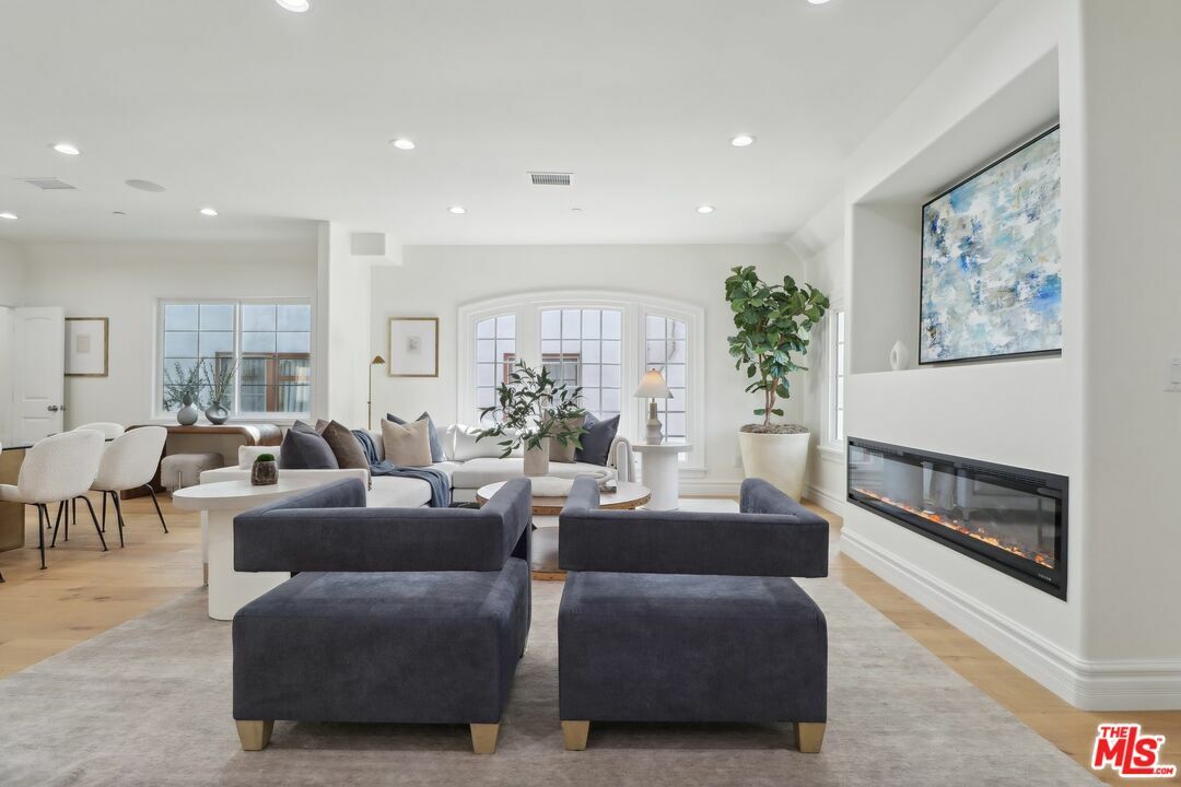 Property Photo:  916 S Rimpau Blvd  CA 90019 