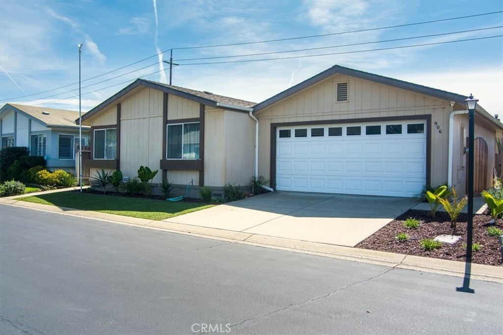 Property Photo:  906 Vista Montana  CA 93458 