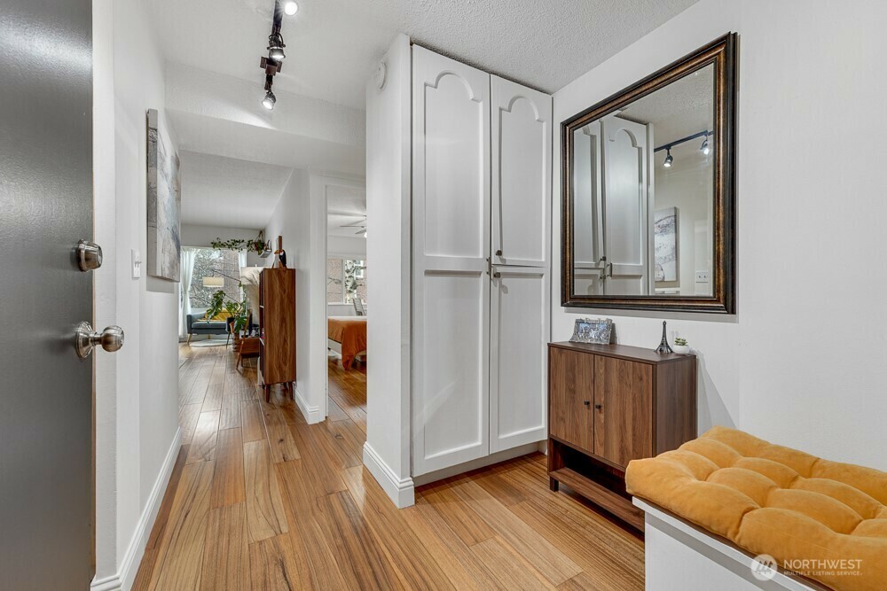 Property Photo: 308 E Republican Street 611 WA 98102