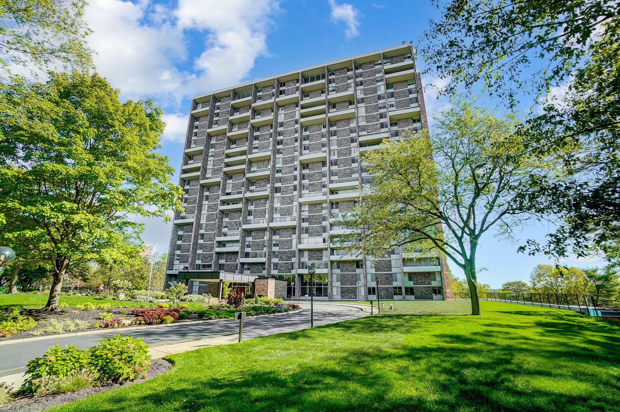 Property Photo:  1000 Urlin Avenue  OH 43212 