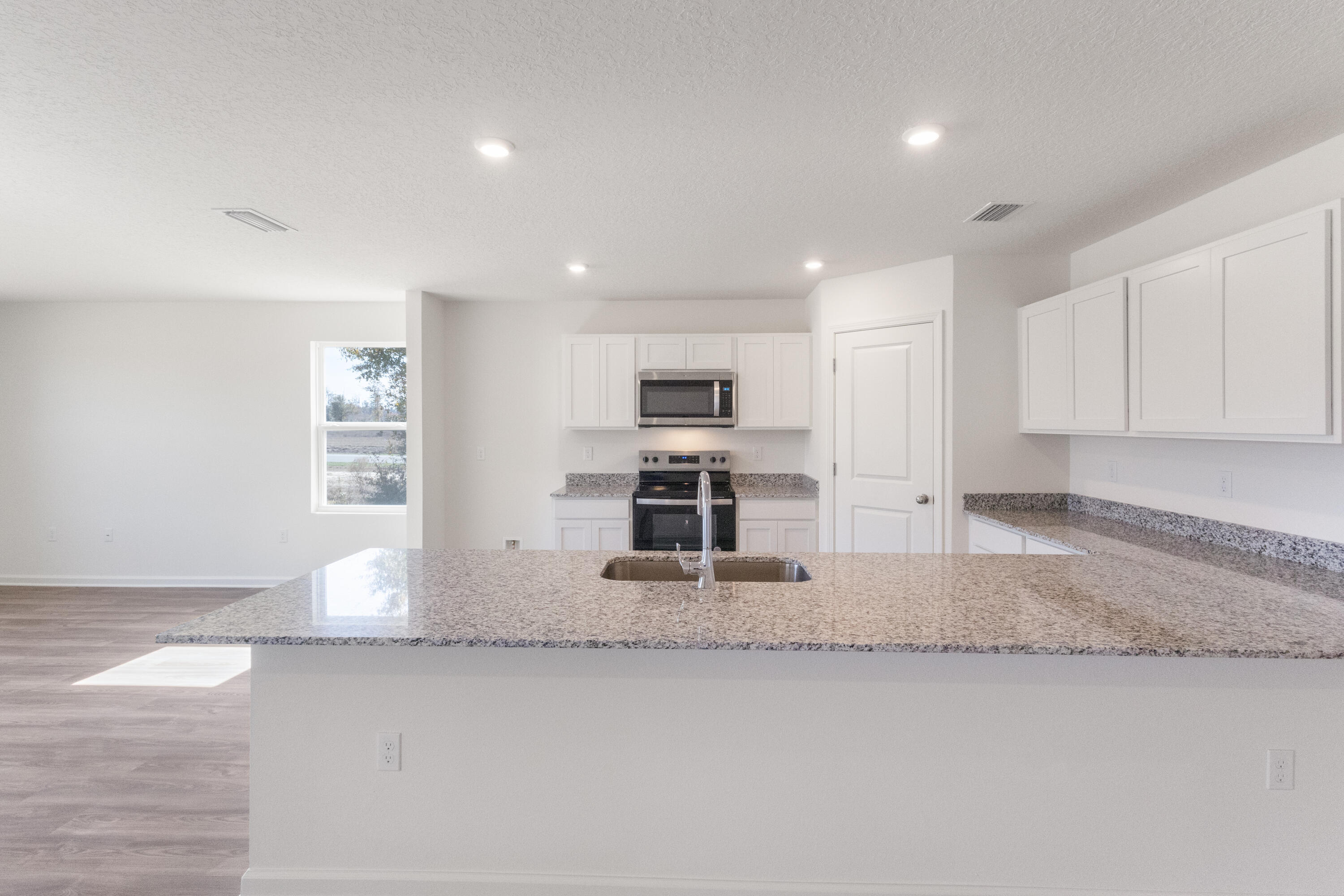 Property Photo: 6003 Hidden Knoll Court FL 32539