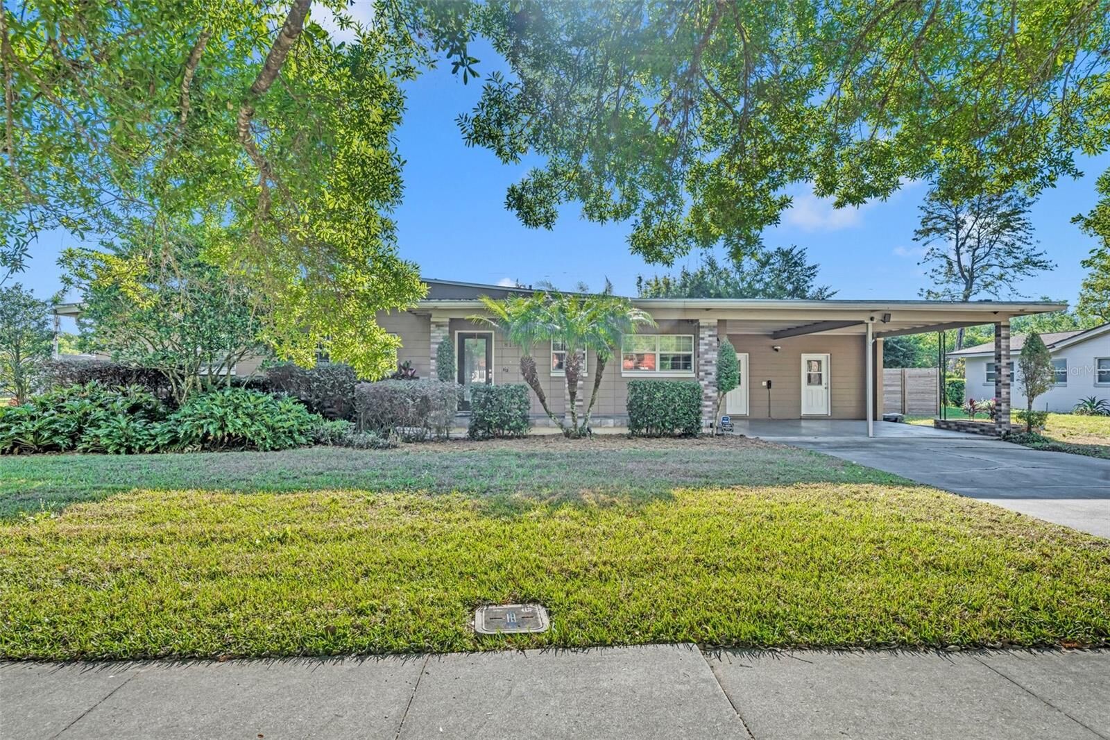 Property Photo: 813 Ensenada Drive FL 32825