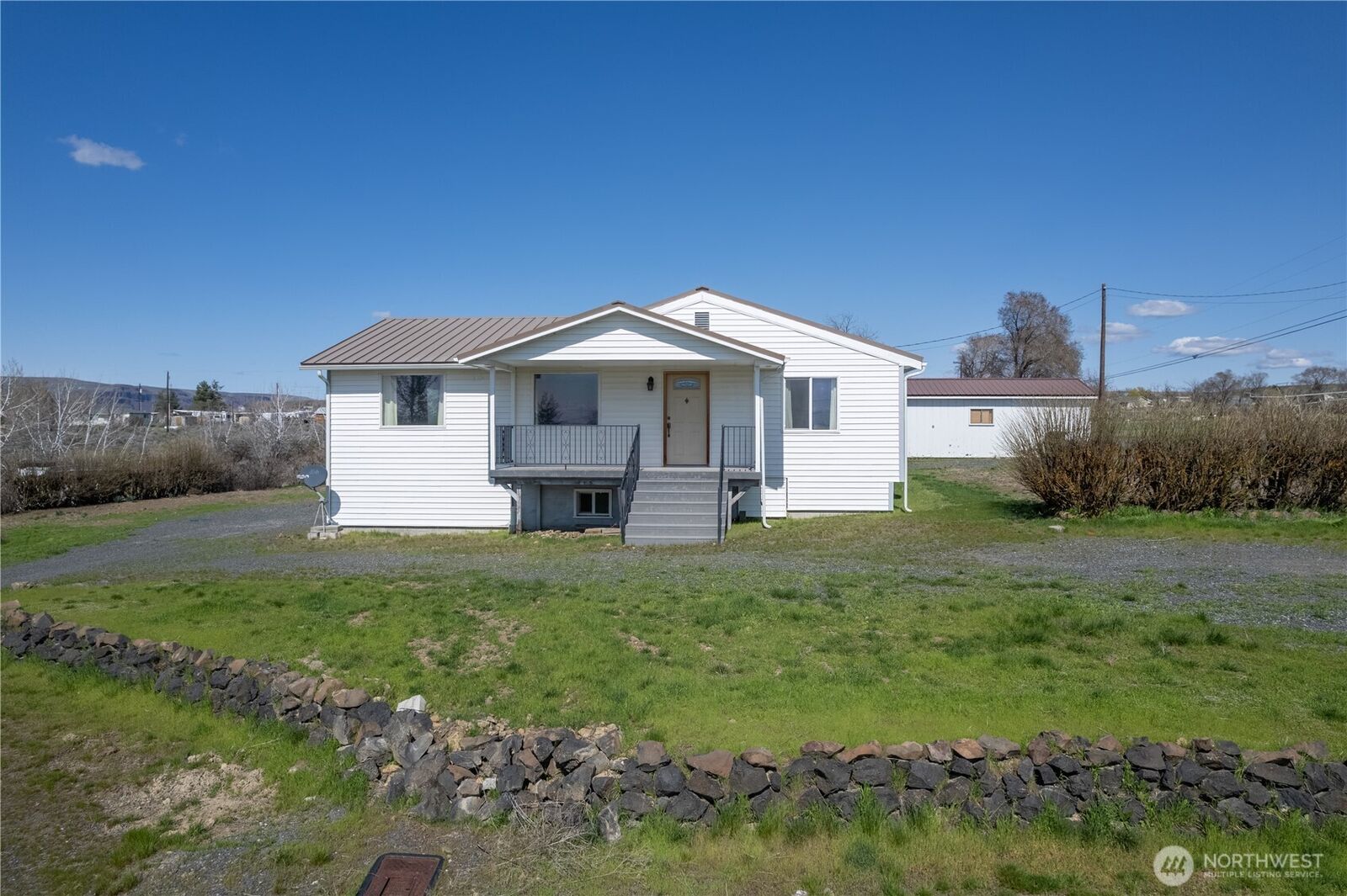 Property Photo:  2062  Eastlake Avenue  WA 98851 