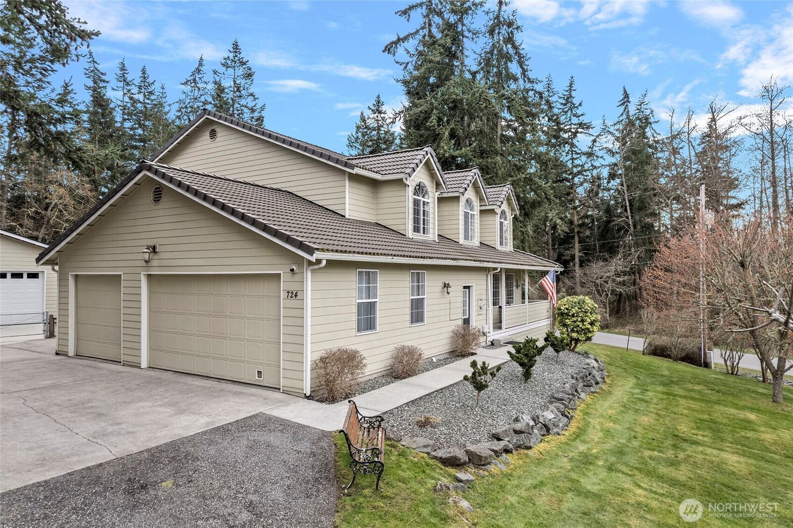 Property Photo: 724 Greenoch Loop WA 98277