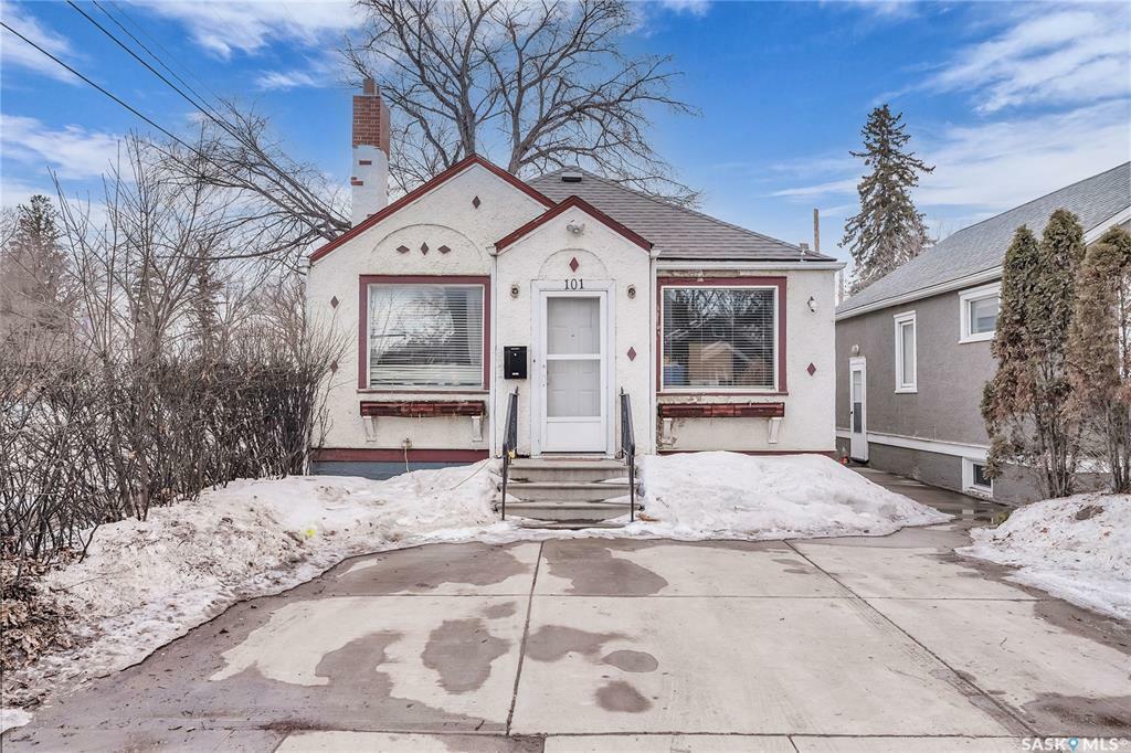 Property Photo: 101 32nd Street W SK S7L 0S2