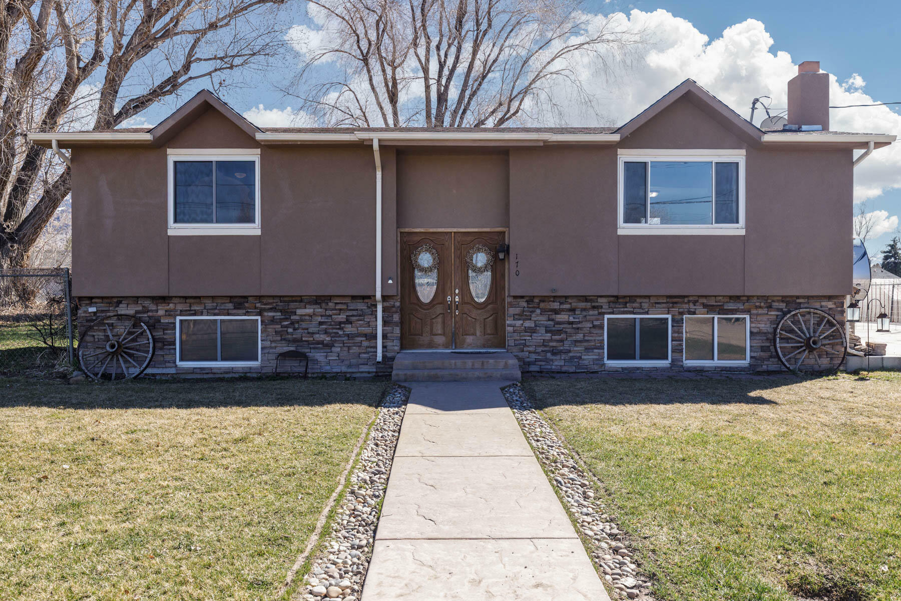 Property Photo: 170 E 400 N UT 84754