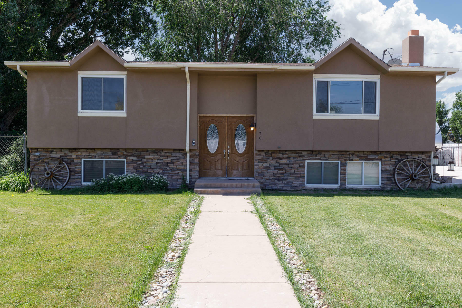 Property Photo: 170 E 400 N UT 84754