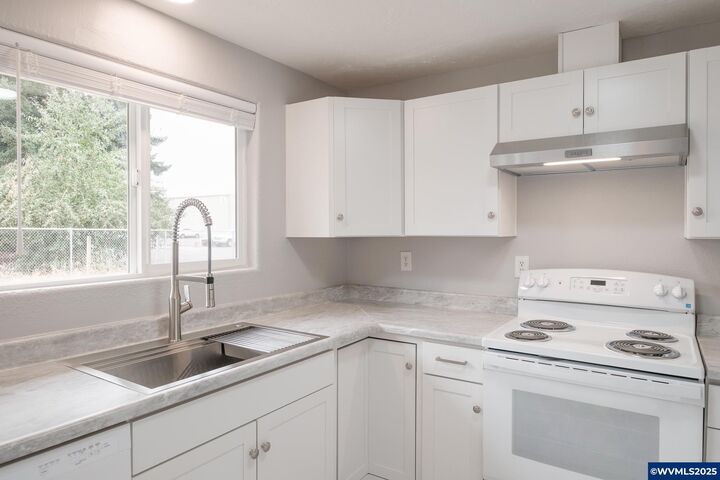 Property Photo:  995 N 8th St  OR 97325 