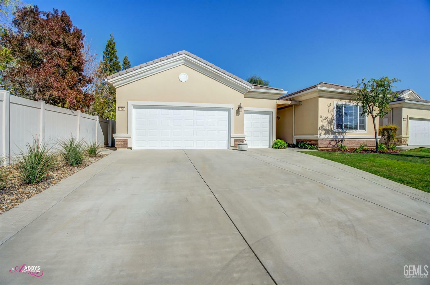 Property Photo: 5801 Park Place Drive CA 93306