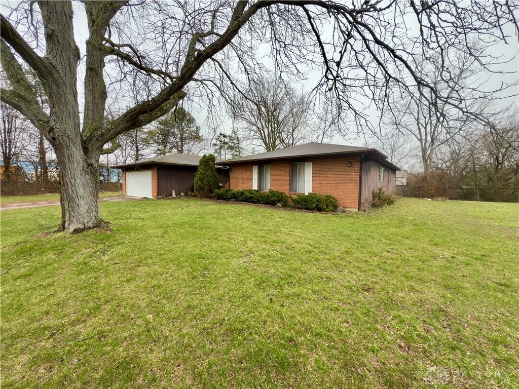 Property Photo: 4816 Stonehedge OH 45426