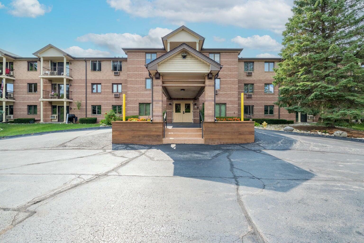 530 N Silverbrook Dr 125  West Bend WI 53090 photo
