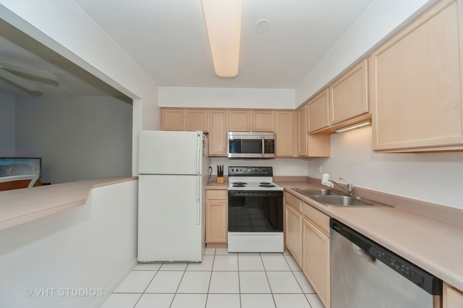Property Photo: 239 W Court Of Shorewood Court 3A IL 60061
