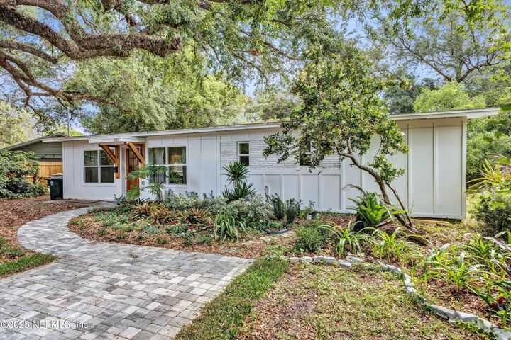 Property Photo: 8924 Lopez Court FL 32216