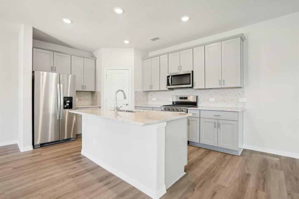 Property Photo:  3902 Walmer Way  TX 75071 