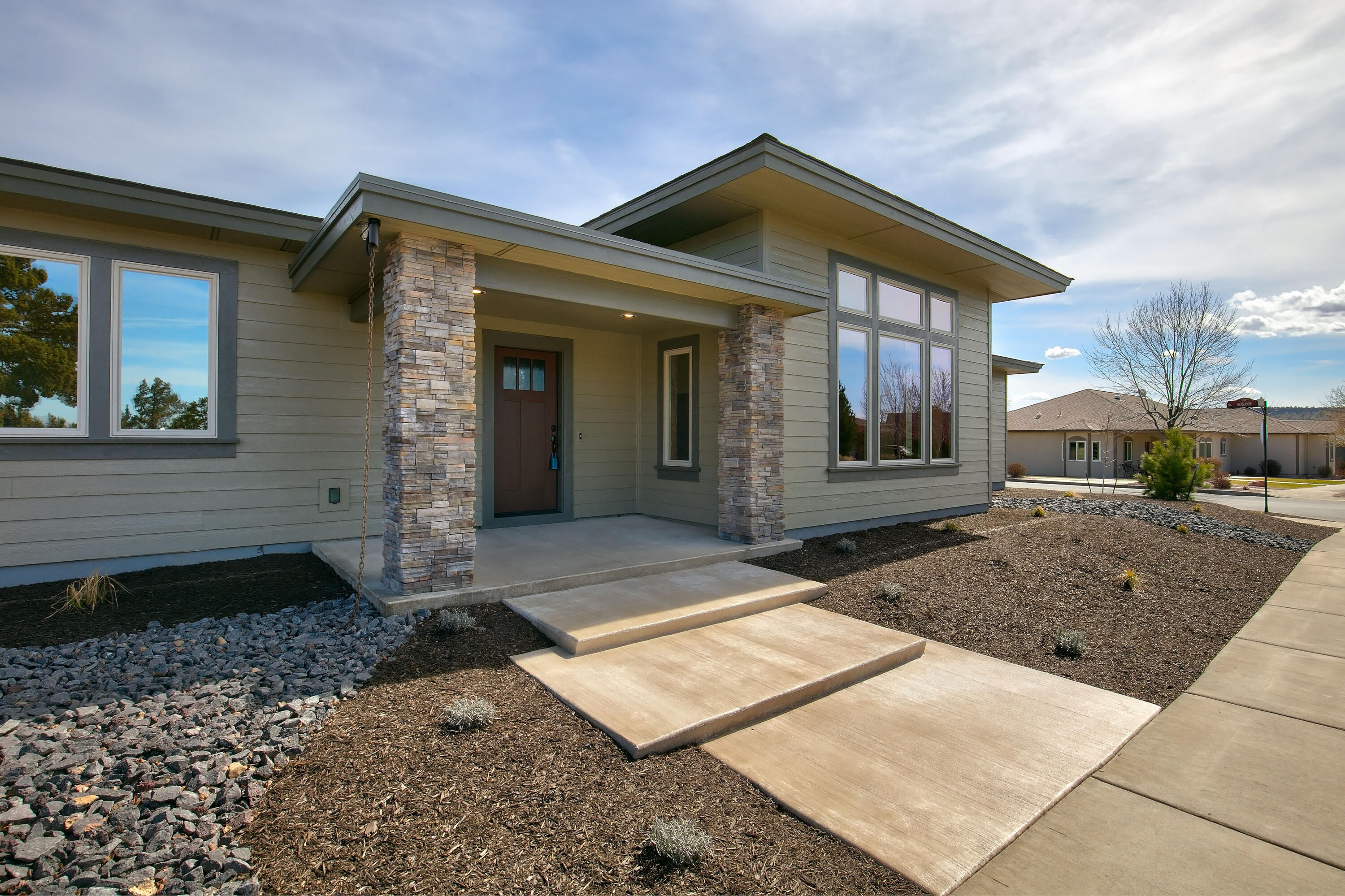 Property Photo:  744 NE Stringline Court  OR 97754 