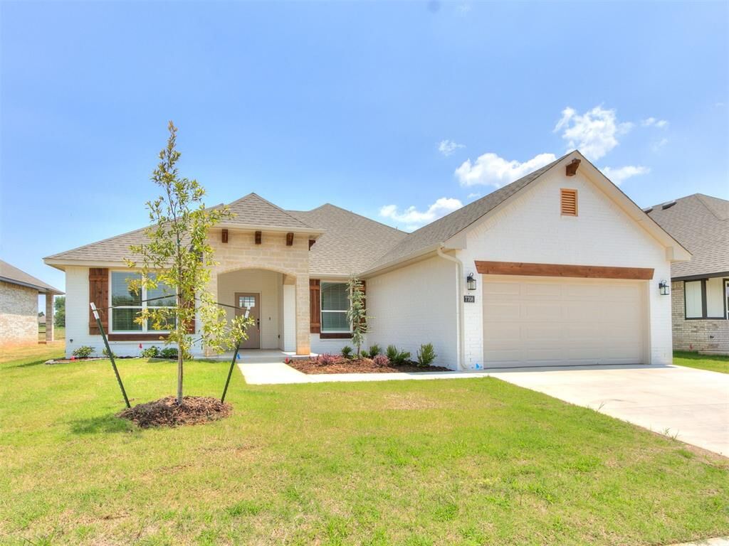 Property Photo: 7708 Woods Edge Way OK 73099