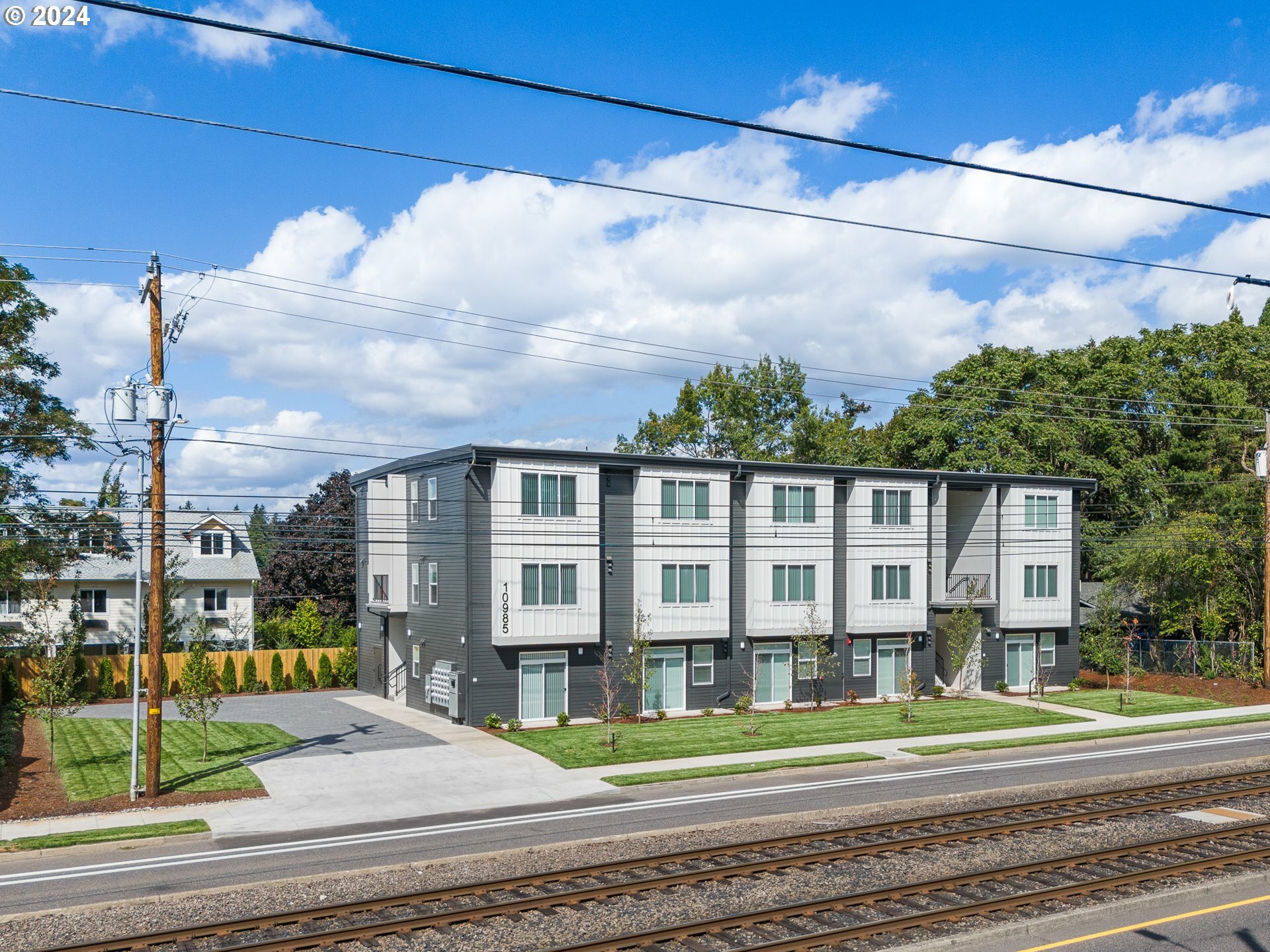 Property Photo: 10985 E Burnside St 26 OR 97216