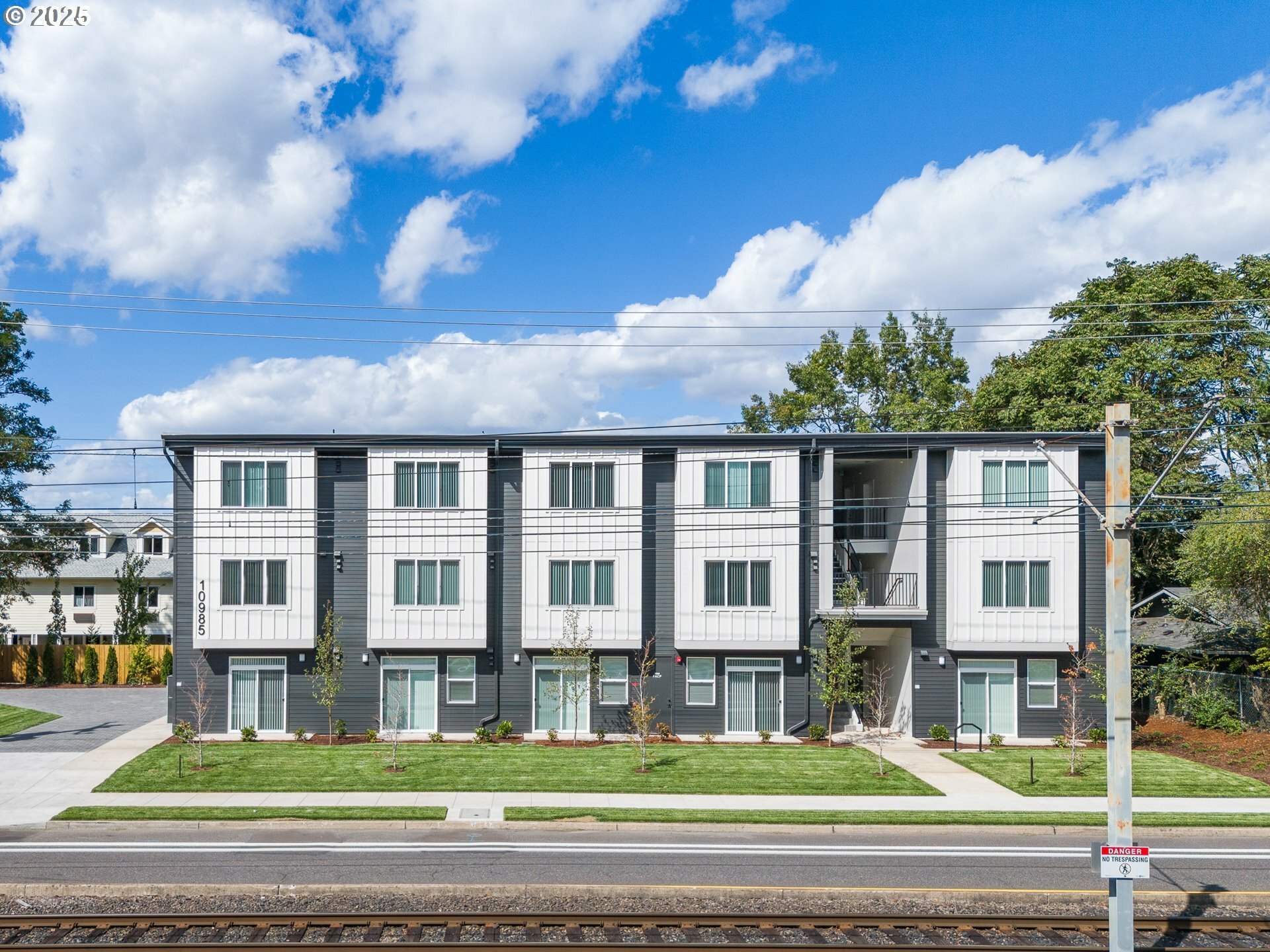 Property Photo:  10985 E Burnside St 26  OR 97216 