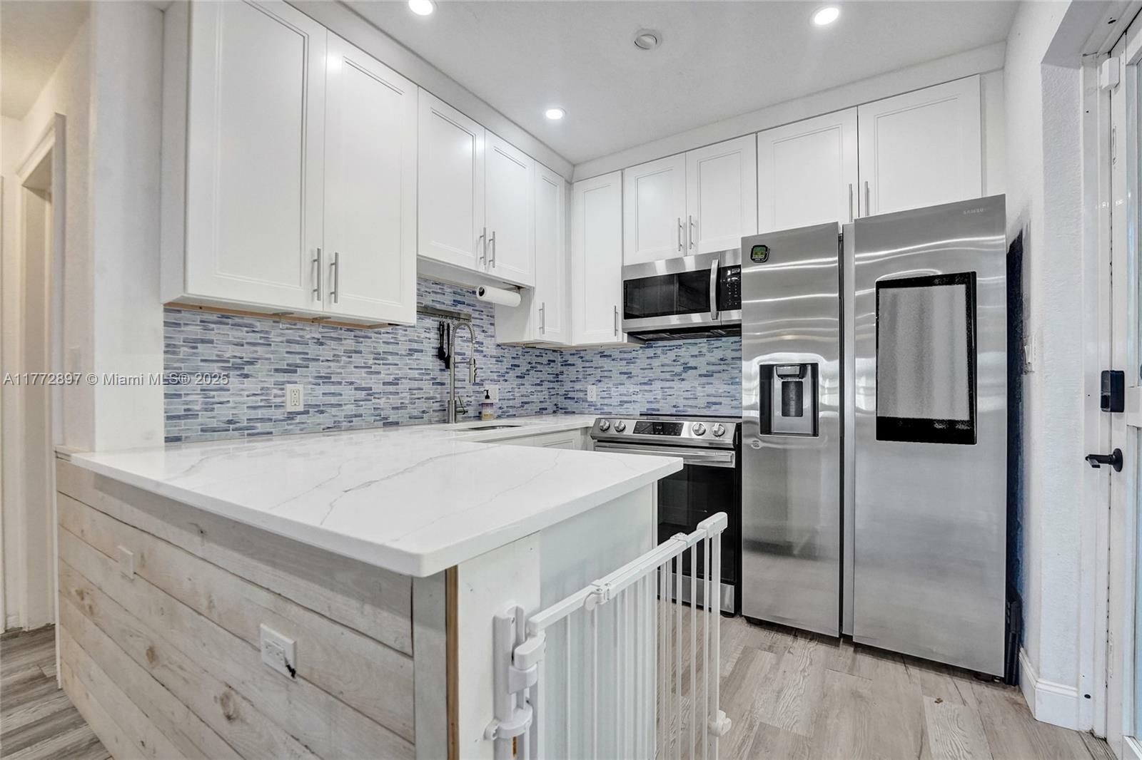 Property Photo:  4525 NE 21st Ave 5  FL 33308 
