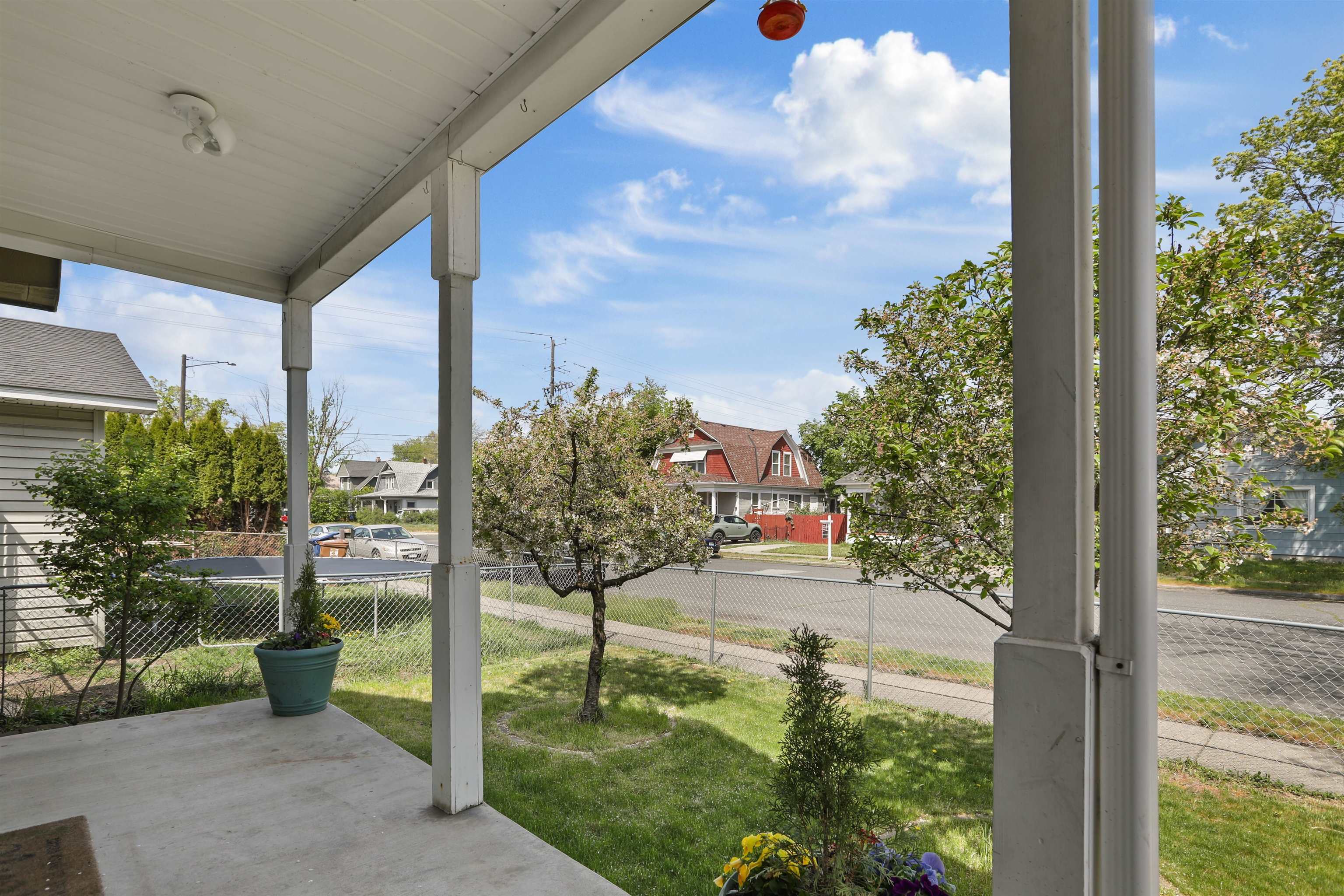 Property Photo: 1519 W Knox Ave WA 99205