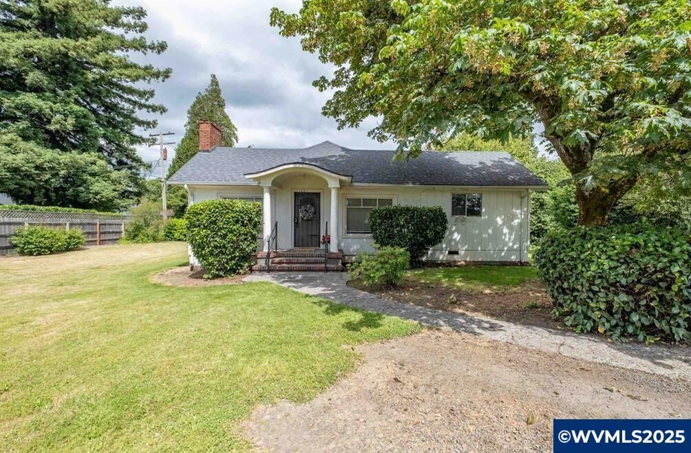 Property Photo: 1681 Franklin St OR 97355