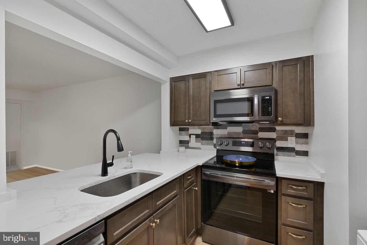 Property Photo: 900 N Stafford Street 1006 VA 22203
