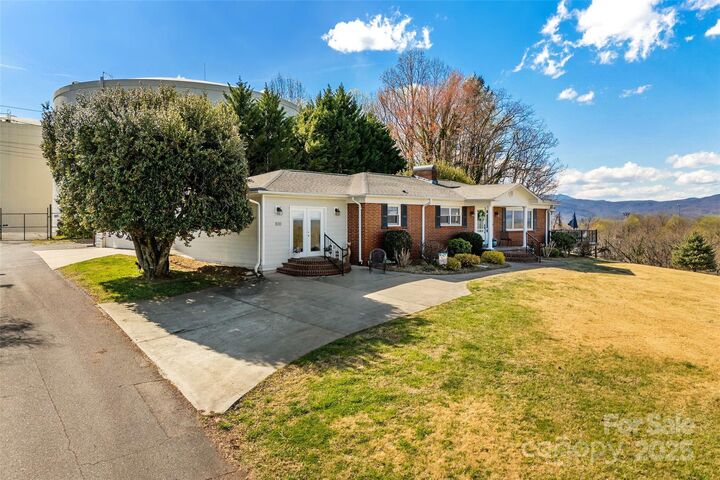 Property Photo:  100 Summit Street  NC 28752 