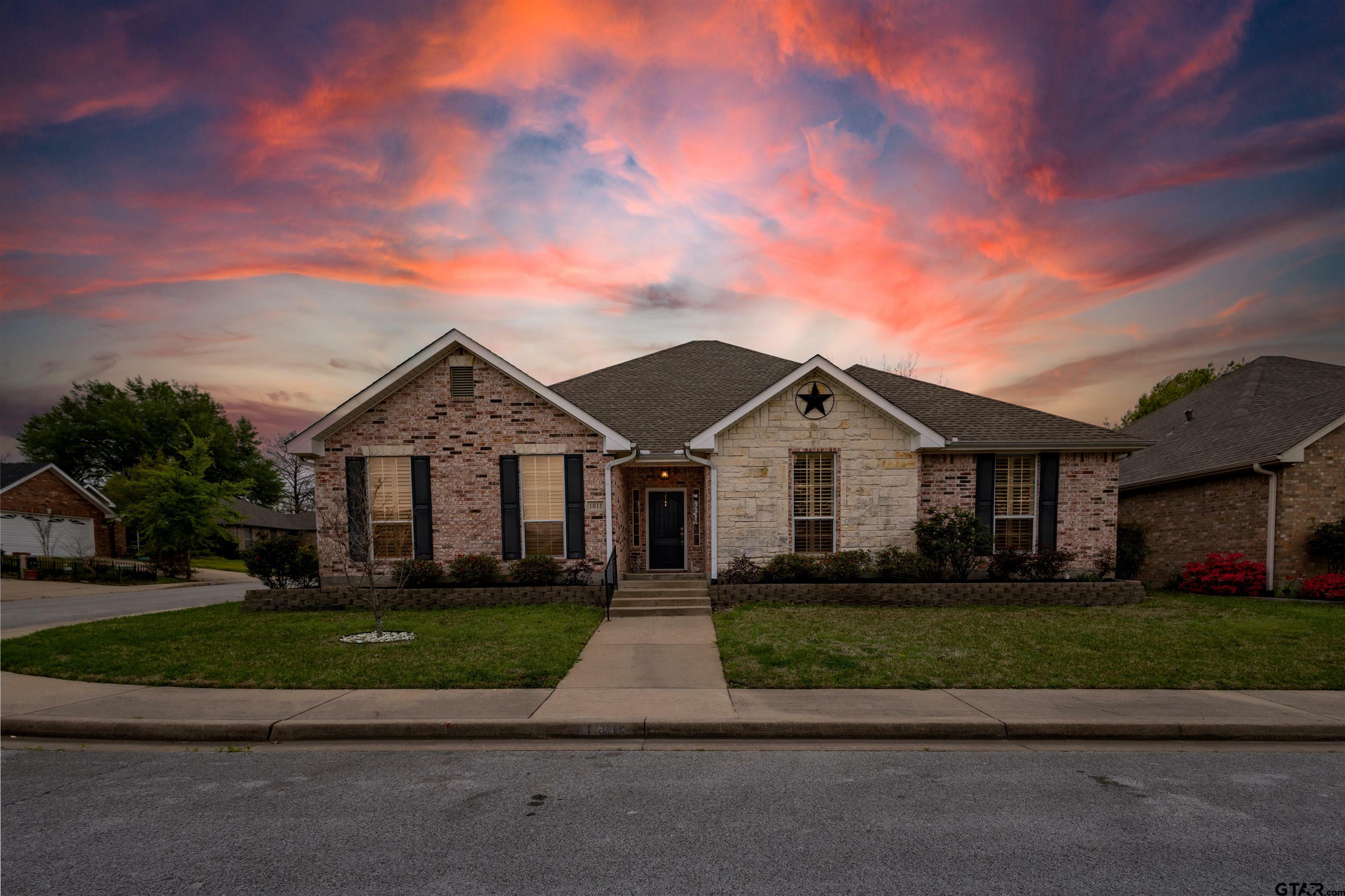 Property Photo: 1811 Park Pl TX 75773