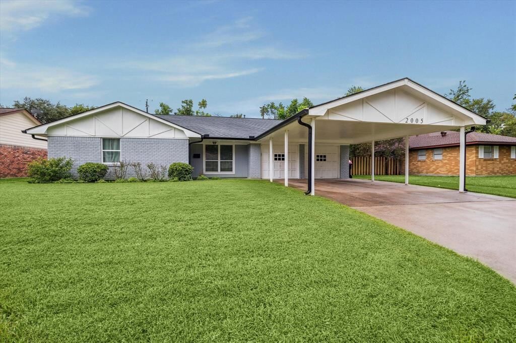 Property Photo: 2005 Chilton Drive TX 77520