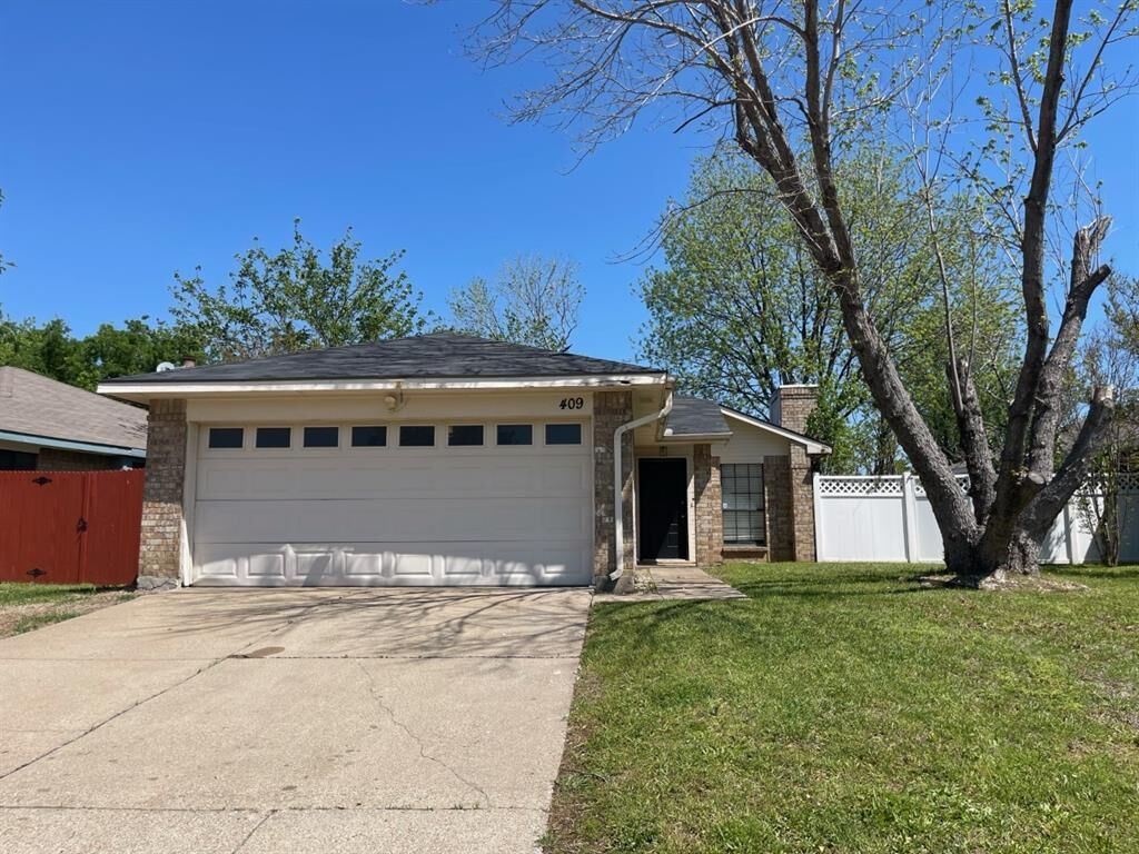 Property Photo: 409 Lantana Drive TX 76018