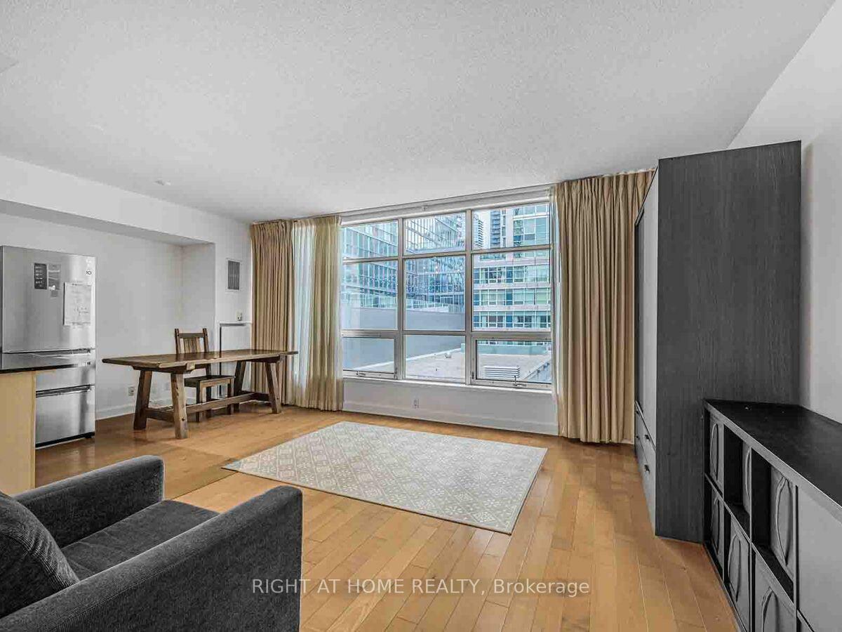 Property Photo: 350 Wellington Street W 425 ON M5V 3W9