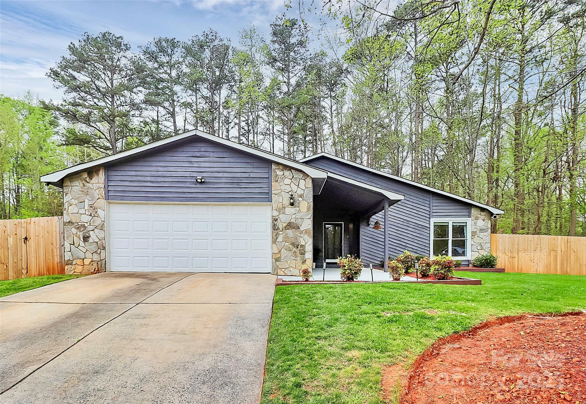 Property Photo: 6500 Wealdstone Court NC 28227