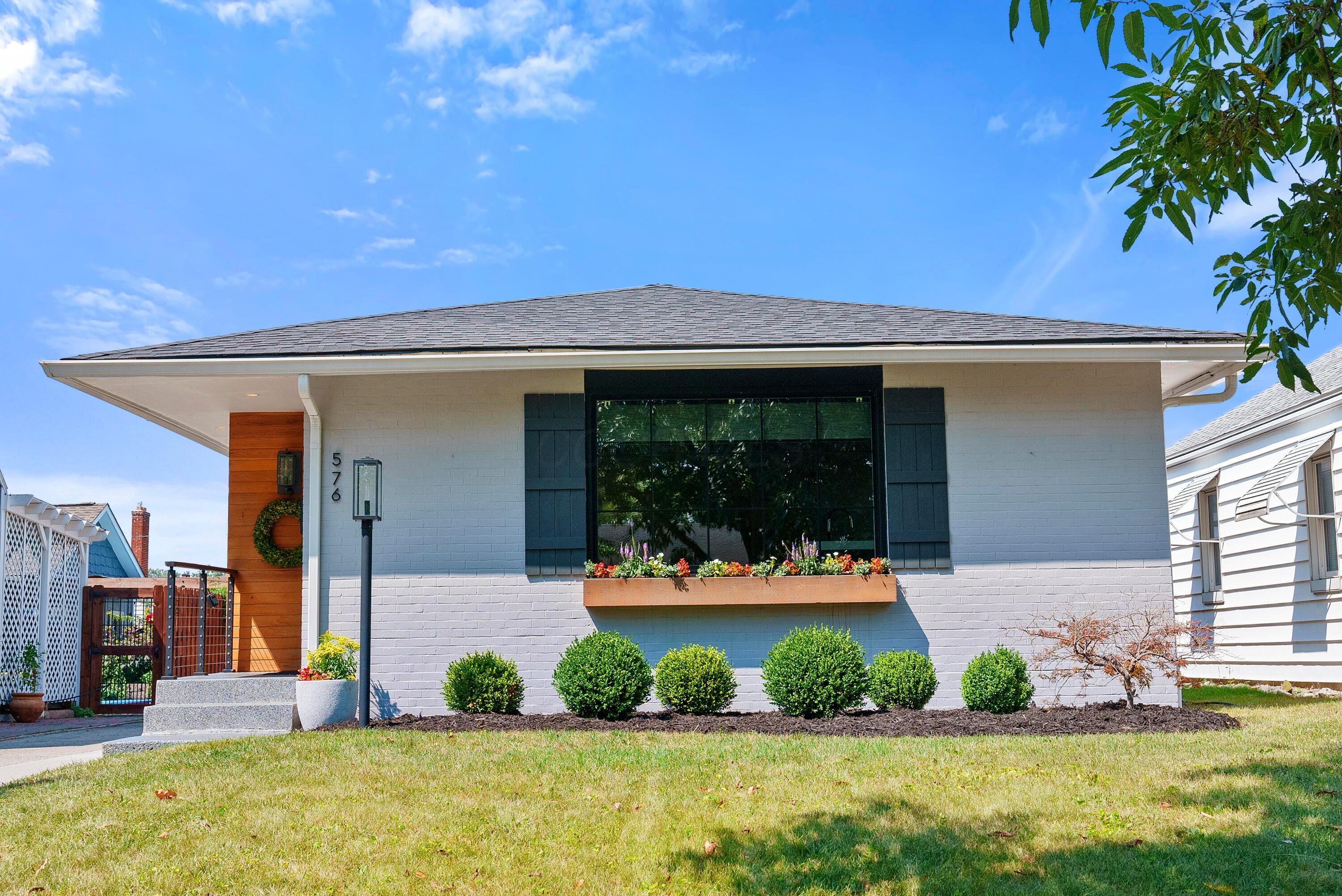 Property Photo:  576 E Jeffrey Place  OH 43214 