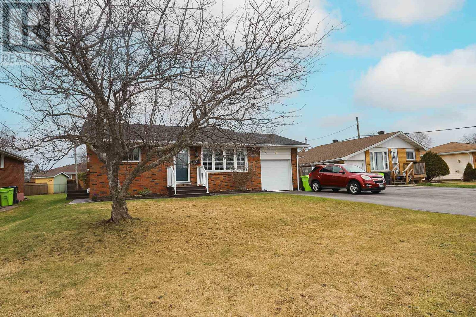 Property Photo: 19 Pretoria Hl ON P6C 5B9