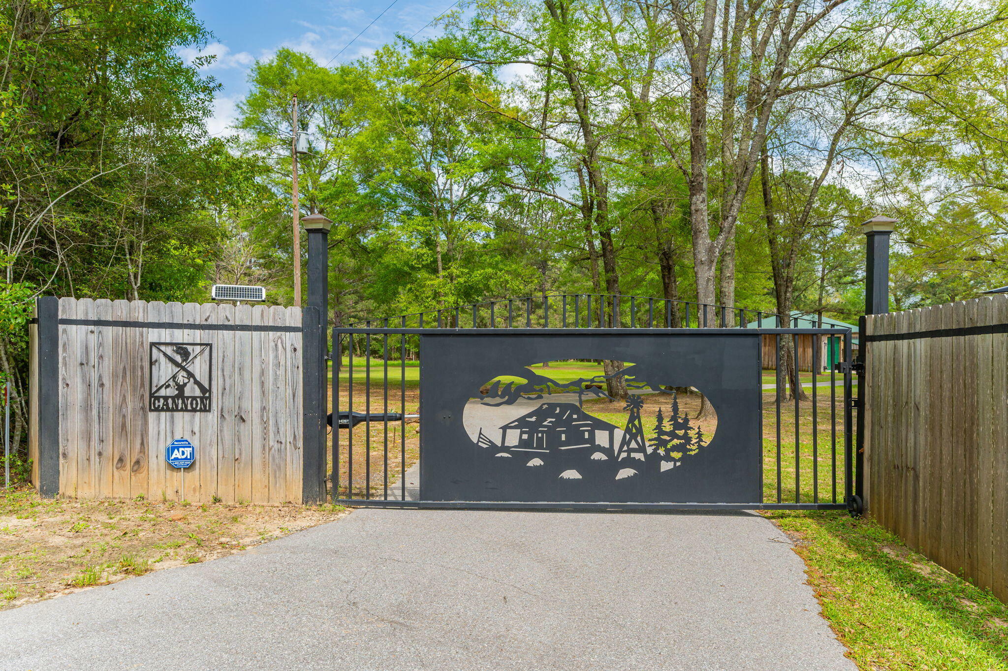 Property Photo: 8109 Hwy 189 FL 32531
