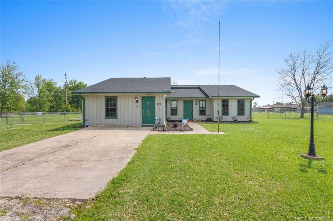 Property Photo: 725 Peridot Lane LA 70611
