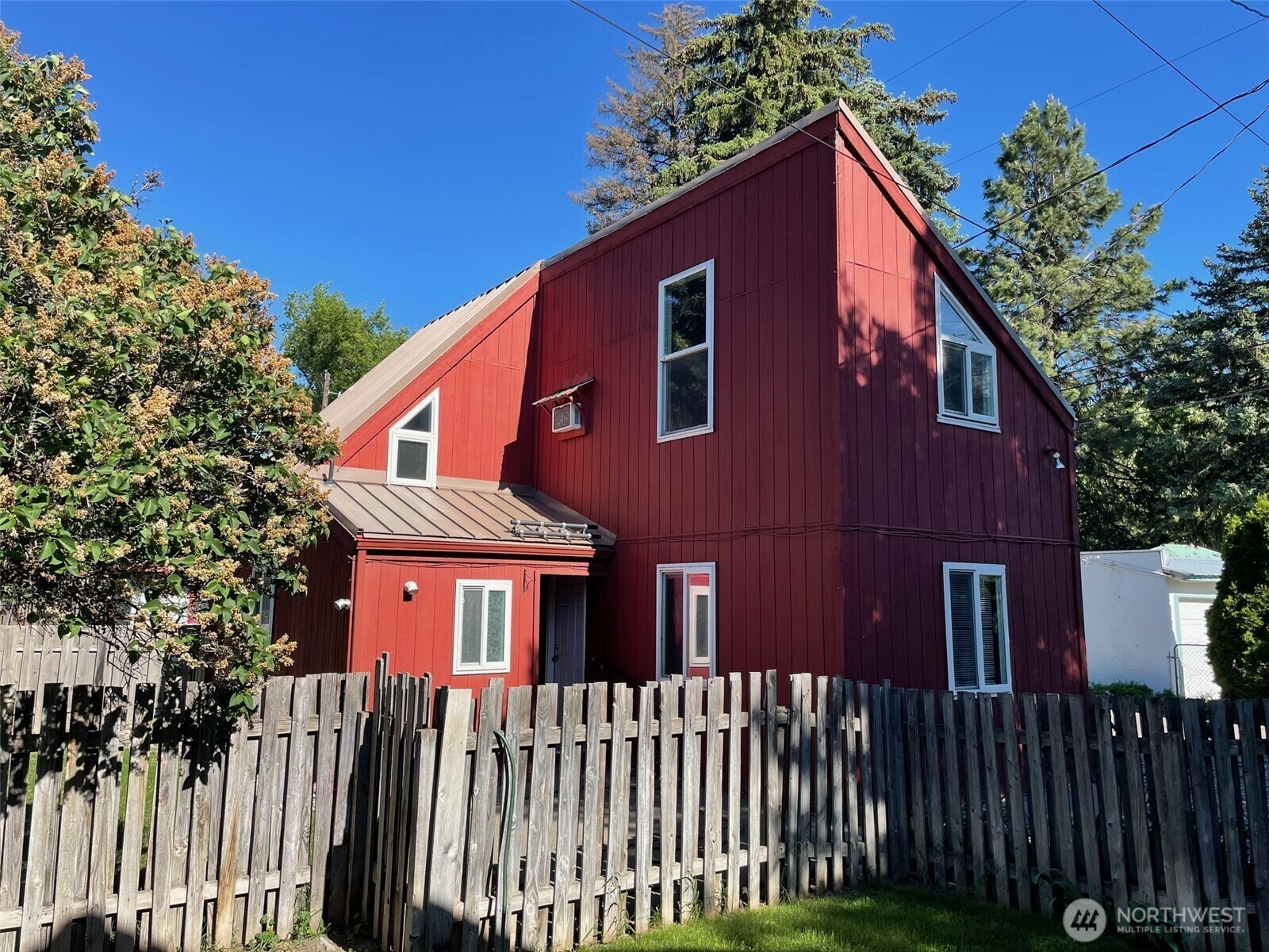 Property Photo: 302 -302 1/2 S Walnut Street WA 98926