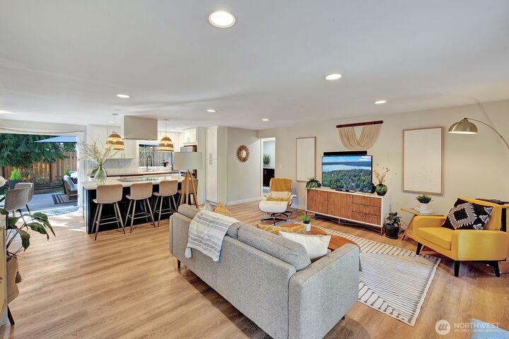 Property Photo:  915  211th Place NE  WA 98074 