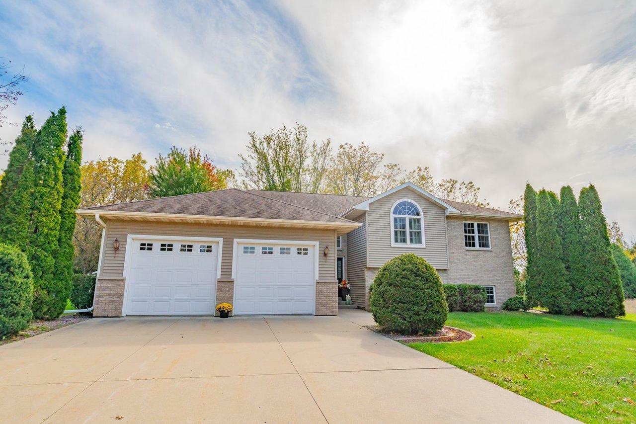 Property Photo:  604 Evergreen Way  WI 53588 