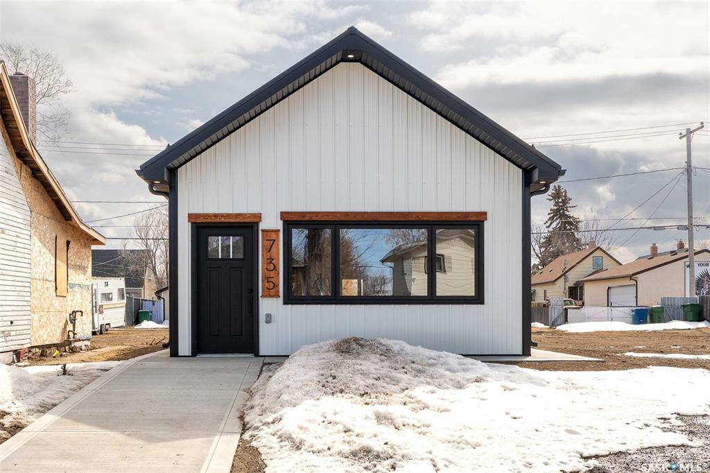 Property Photo: 735 Hochelaga Street E SK S6H 0P9