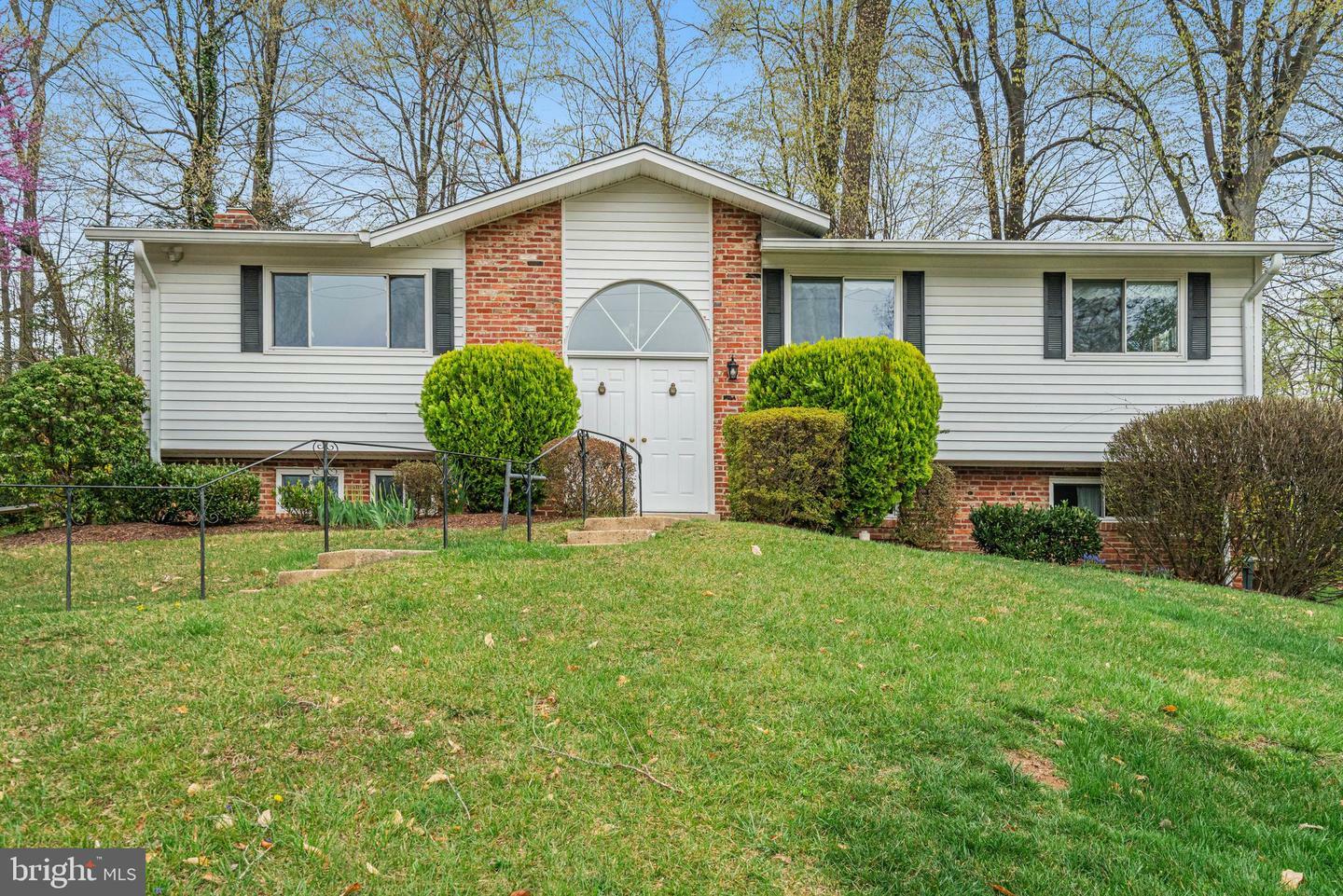 Property Photo: 8618 Kenilworth Drive VA 22151