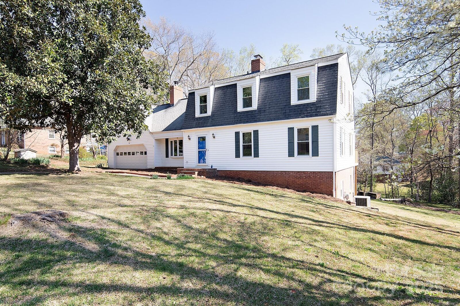 Property Photo: 916 Rollingwood Drive NC 28120