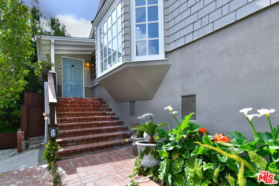 Property Photo: 15200 Del Gado Dr CA 91403