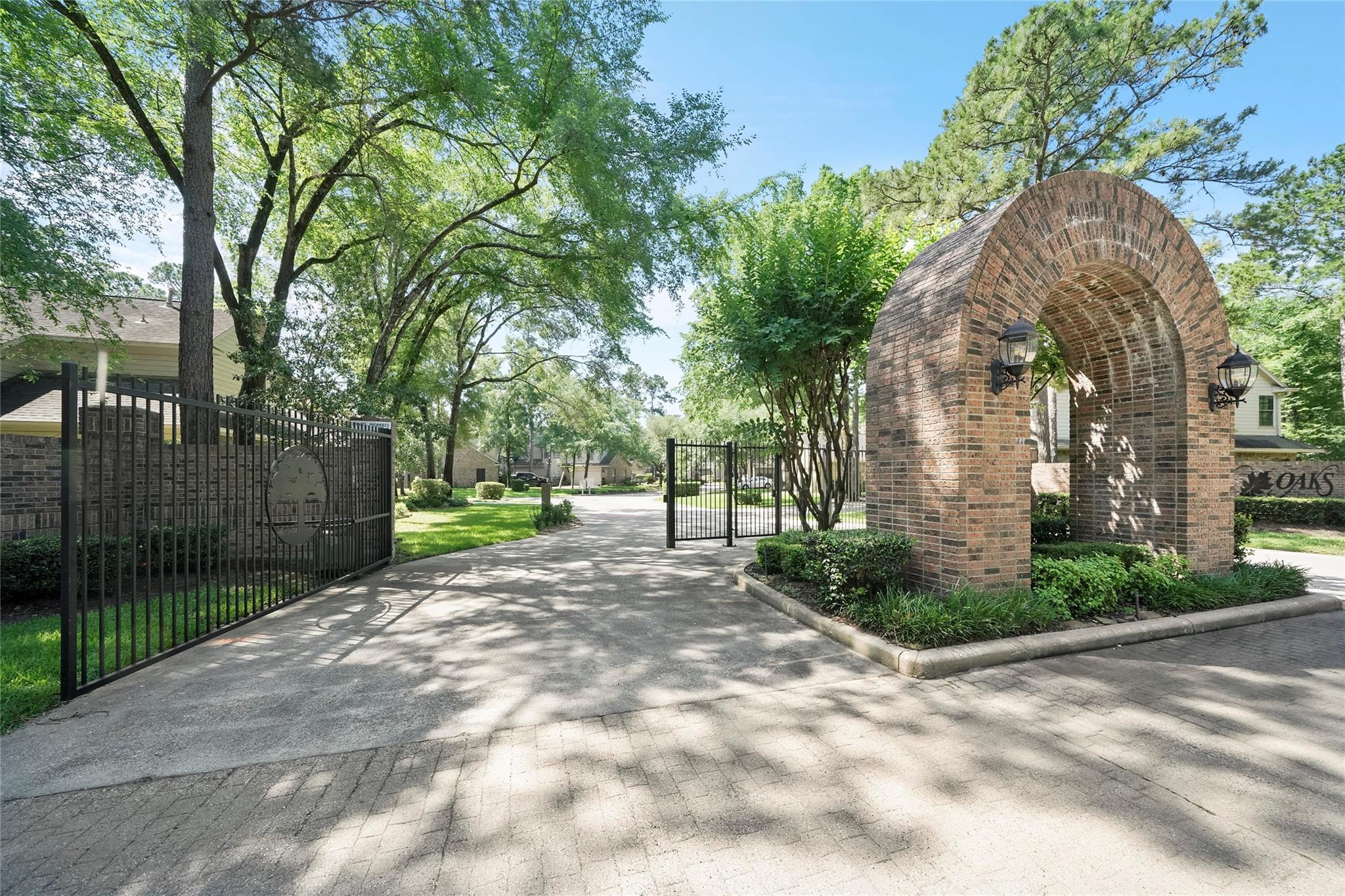 Property Photo: 4 Fairway Oaks Place 4 TX 77380
