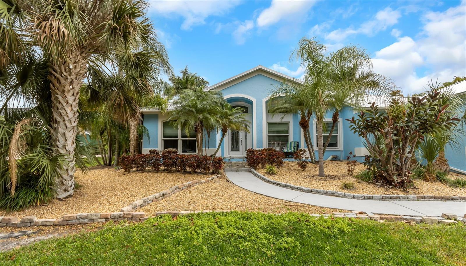 Property Photo: 424 Island Cay Way FL 33572