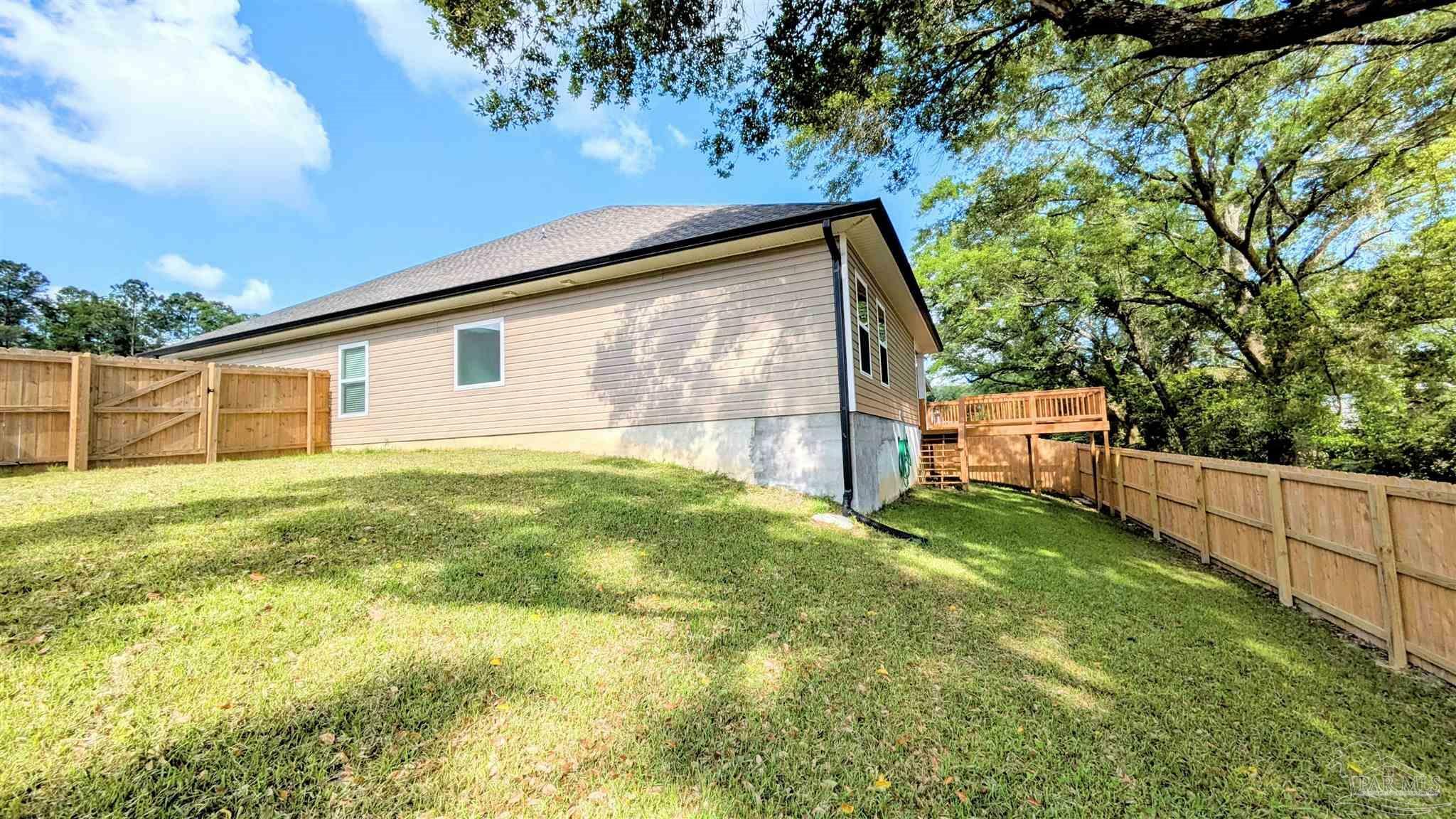 Property Photo: 209 Camellia Dr FL 32533