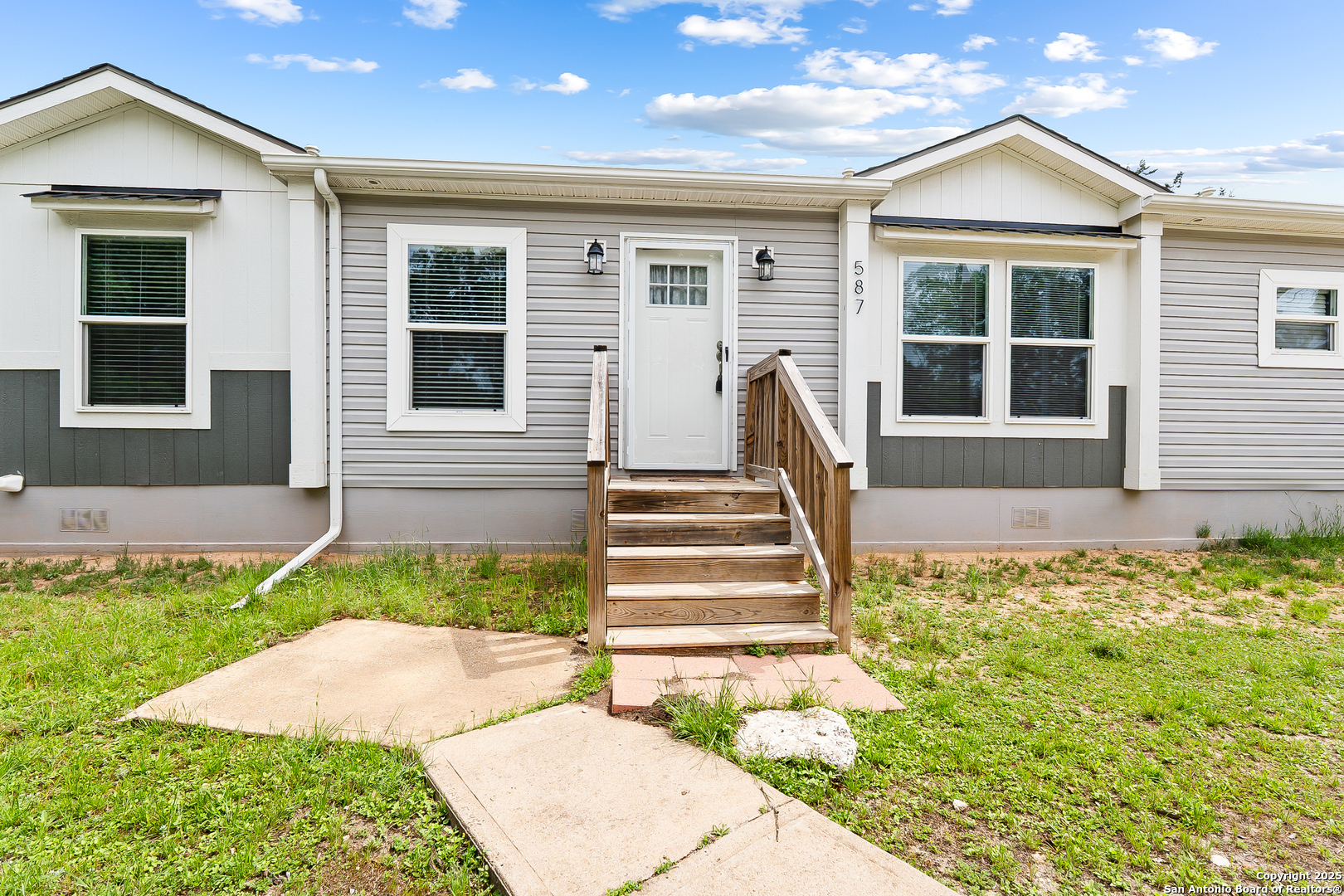 Property Photo: 587 Inglewood TX 78133