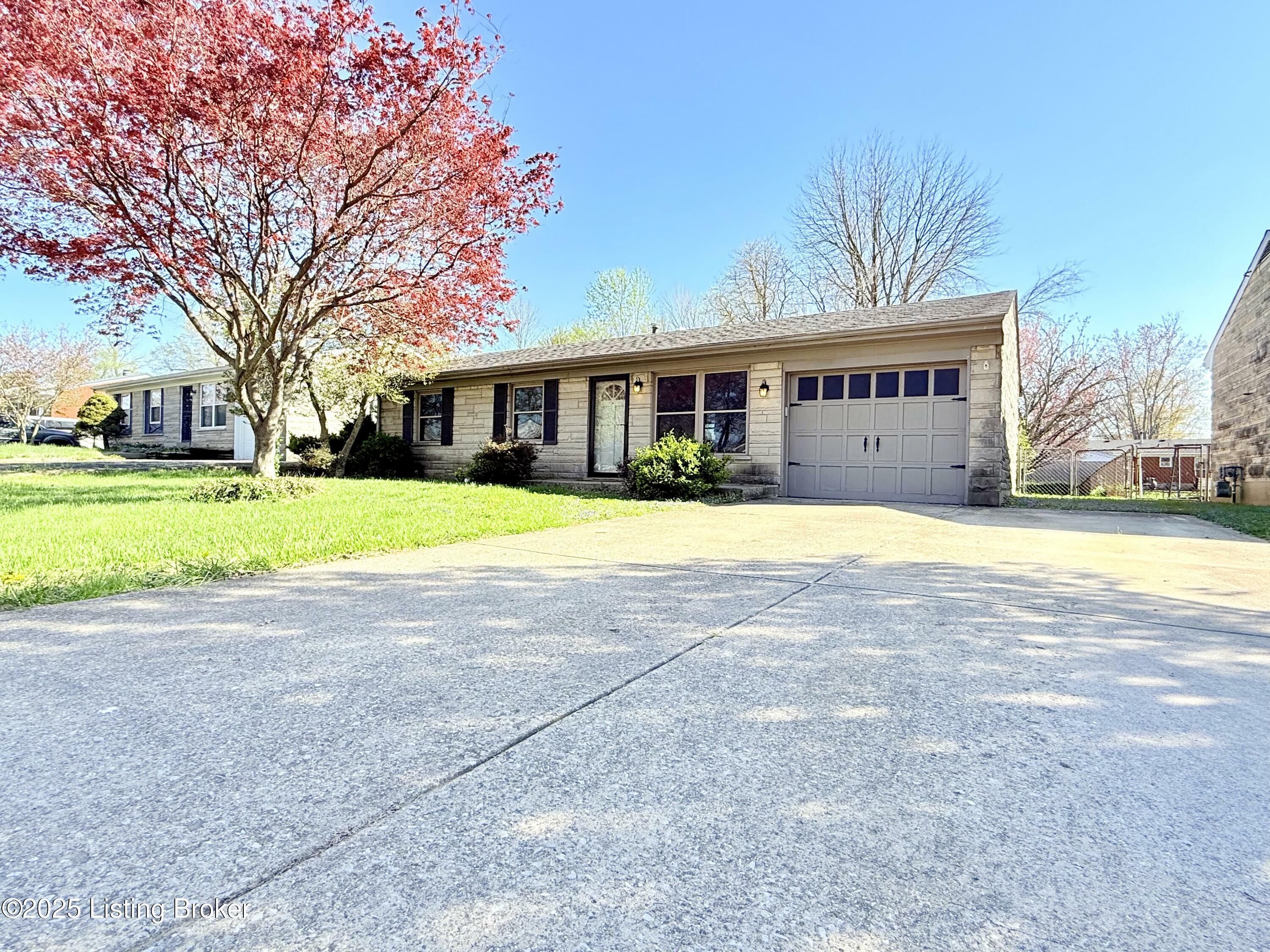 Property Photo: 219 Greenbriar Ln KY 40229